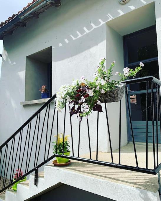 Le Gite No 2 Le Vigeant Exterior photo